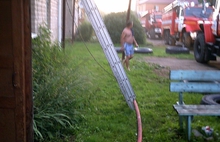 В Ярославской области пожарные спасли двух человек из горящей квартиры