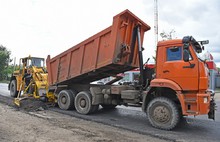 На улице Шевелюха в Ярославле укладывают асфальт и укрепляют обочины