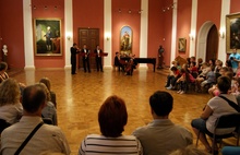 В Художественном музее Ярославля в Ночь музеев слушали старинную музыку и любовались картинами из песка. Фоторепортаж