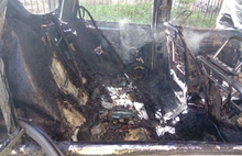 В Ярославле среди бела дня сгорел припаркованный дорогой автомобиль