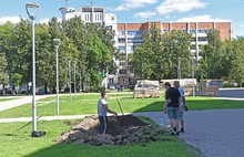 Возле ярославского ТЮЗа монтируют детскую площадку