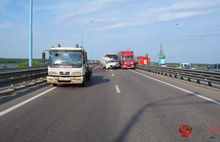 На Юбилейном мосту в Ярославле грузовик въехал в «Газель» дорожных рабочих