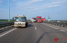 На Юбилейном мосту в Ярославле грузовик въехал в «Газель» дорожных рабочих