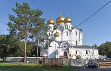 Расшатавшуюся тротуарную плитку возле Успенского собора в Ярославле начали снимать