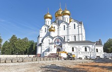 Расшатавшуюся тротуарную плитку возле Успенского собора в Ярославле начали снимать