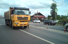 В Ростове грузовик столкнулся с иномаркой