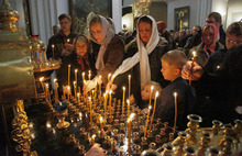 Ярославцы несут цветы к мемориалу погибшим хоккеистам «Локомотива»