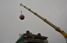 На храме Кирилло-Афанасьевского монастыря в Ярославле начали устанавливать купола
