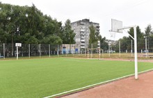 Мэрия Ярославля проинспектировала ход работ по установке футбольных полей в школах города