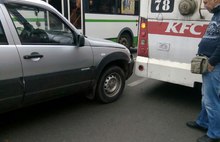 В Ярославле внедорожник попытался подрезать троллейбус