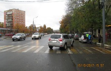 В центре Ярославля на пешеходном перекрестке легковушка сбила двух детей
