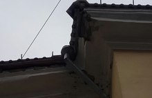 С дома в центре Ярославля падают куски штукатурки