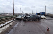 В Ярославле причиной ДТП и огромной пробки стала яма на дороге