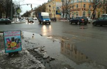 Жители Ярославля тонут в лужах на остановках и переходах: почему