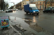 Жители Ярославля тонут в лужах на остановках и переходах: почему