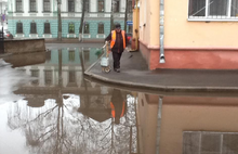  В центре Ярославля дорожники разобрали ливневку: разлилось море