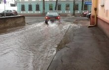  В центре Ярославля дорожники разобрали ливневку: разлилось море