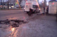  Ярославцы сами заделывают ямы на дорогах, используя старый асфальт