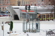 В Ярославле монтируют елку на площади Юности: фото