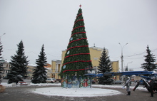 В Ярославле монтируют елку на площади Юности: фото