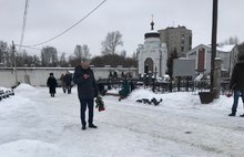 Родные со слезами и депутаты с цветами: в Ярославле простились с известным бизнесменом 