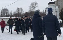 Родные со слезами и депутаты с цветами: в Ярославле простились с известным бизнесменом 