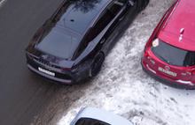 Депутат на  Porsche перегородил улицу в центре Ярославля
