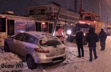 В Ярославле женщина на иномарке снесла трамвайный столб
