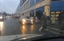 Таксист по-хамски припарковался у «Ауры» в Ярославле