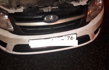 В центре Ярославля Лада врезалась в столб: машина всмятку, двое пострадали