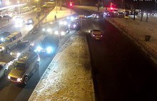 Автомобиль всмятку: ярославцы встали в огромную пробку из-за страшной аварии на Октябрьском мосту