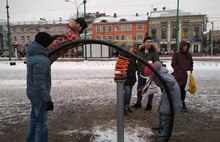 На площади Юности открыли зимний городок с бесплатными аттракционами 