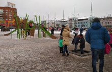 На площади Юности открыли зимний городок с бесплатными аттракционами 