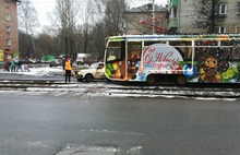 Новогодний трамвай попал в ДТП в центре Ярославля