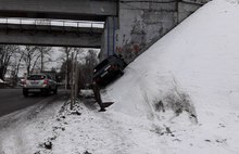  В Ярославле Лада улетела с дороги и врезалась в мост: подробные фото