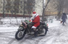 В автобусах и на мотоциклах: Ярославль наводнили Деды Морозы
