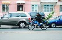 В автобусах и на мотоциклах: Ярославль наводнили Деды Морозы