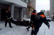 В Ярославле ребёнок выпал с третьего этажа, пытаясь достать мяч: фото