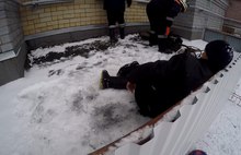 В Ярославле ребёнок выпал с третьего этажа, пытаясь достать мяч: фото