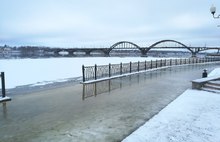 В Рыбинске набережная превратилась в каток