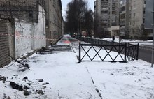 Снег в центре Ярославля расчистили и свалили на тротуар