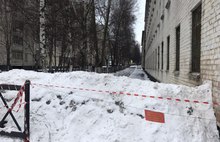 Снег в центре Ярославля расчистили и свалили на тротуар