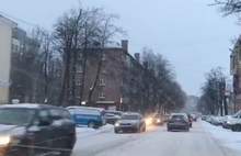 Ярославль завалило снегом: машины ползут по нечищеным дорогам. Видео