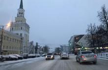 Ярославль завалило снегом: машины ползут по нечищеным дорогам. Видео