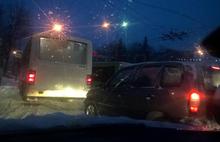 Тройная авария с автобусом в центре Ярославля вызвала коллапс: подробности