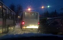 Тройная авария с автобусом в центре Ярославля вызвала коллапс: подробности