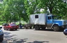 В Ярославле начали освобождать канализационные люки из асфальтового плена. С фото