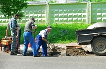 В Ярославле начали освобождать канализационные люки из асфальтового плена. С фото