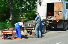 В Ярославле начали освобождать канализационные люки из асфальтового плена. С фото