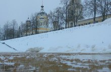 Подтопило не на шутку: на набережной в Рыбинске отключили свет, а лужи измеряют сапогами